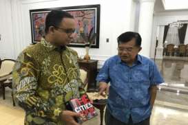 Tak Masuk 100 Kota Pilihan Pelancong, Jusuf Kalla Berikan Buku Ini ke Anies Baswedan