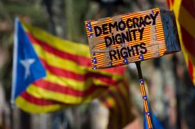 Otonomi Dicabut, Pimpinan Catalonia Ancam Deklarasikan Kemerdekaan