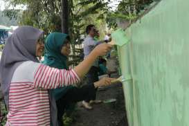 Ramai-Ramai Mengecat Dua Desa, Toba Pulp Kerahkan Para Karyawan