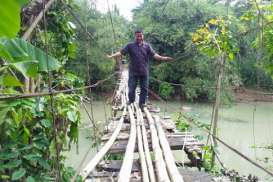 PLN Perbaiki Jembatan Gantung di Desa Kertabumi Ciamis