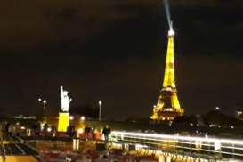 WISATA KAPAL PESIAR: Indahnya Menara Eiffel di Malam Hari