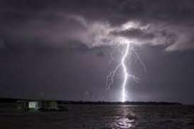 CUACA INDONESIA 8 NOVEMBER: Siang-Malam Hujan Petir di Palu