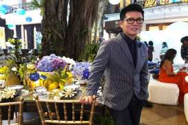 Desainer Sebastian Gunawan  Luncurkan Tableware Blue Moon