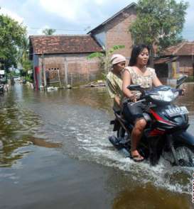 Basarnas Bantu Evakuasi Korban Banjir di Cilacap