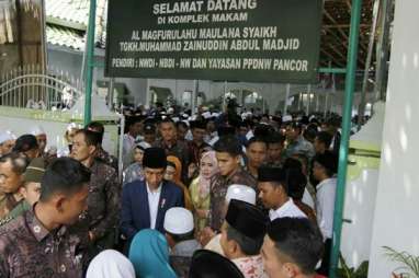 Jokowi Ziarah ke Makam Maulana Syaikh   