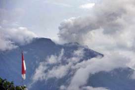 Gunung Agung Erupsi : 4 Maskapai Internasional Batal Terbang ke Bali  