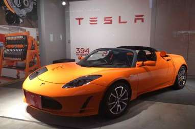 Tesla Roadster Hebohkan Publik Otomotif