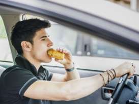 Makan dan Minum Sambil Banyak Gerak? Lihat Efek yang Ditimbulkan