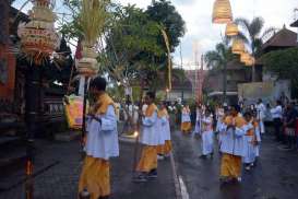 Jemaah Gereja Paroki Tritunggal Mahakudus Berpakaian Adat Bali