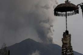 Menanti Jurus OJK untuk Gunung Agung