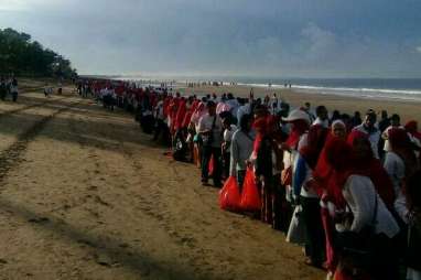 Warga Muslim Bali Bersih-bersih Pantai Kuta, Legian & Seminyak