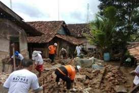 GEMPA BUMI BANTEN: Relawan Baznas Bantu Korban di Lebak