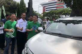 Dukung Aturan Pemerintah, Grab Pasangi Kendaraan dengan Stiker