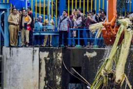 BANJIR JAKARTA:  Ibu yang Terus Menjaga  Pintu Air Manggarai  