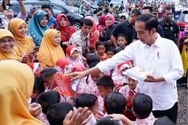 Salat Jumat di Masjid Raya Sumbar, Jokowi Bagikan Sertifikat Tanah Wakaf