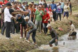 Warga Desa di Ambon Normalisasi Sungai Pakai Dana Desa