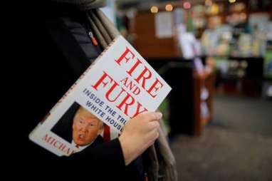 RESENSI BUKU: Donald Trump di Balik Layar Gedung Putih