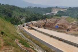Warga Desa Cepagan Masih Blokir Lintasan Tol Pemalang-Batang