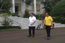 Berkaus Kuning, Jokowi Jalan Pagi Bareng Ketua Umum Partai Golkar