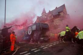 Fans Lempari Bus Manchester City, UEFA Denda Liverpool