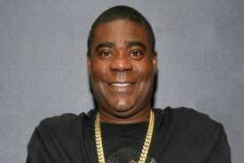 Masuk Hollywood Walk of Fame, Komedian Tracey Morgan Cium Bintang Bertuliskan Namanya