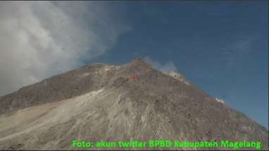 Gunung Merapi Batuk, Hujan Abu Tipis Tersebar hingga 22 Kilometer