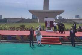 Di Tengah Terik Panas Matahari, Jokowi dan PM India Main Layang-layang di Monas