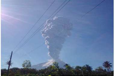 GUNUNG MERAPI MELETUS LAGI: Warga Diimbau Tak Panik & Gunakan Masker