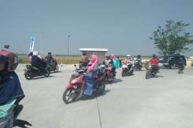 Masih Ada Pengendara Sepeda Motor Lewat di Jalan Tol Sragen-Ngawi