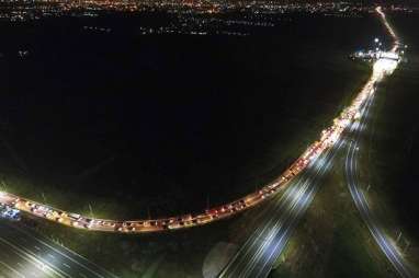 MUDIK LEBARAN 2018: Gerbang Tol Macet 5 Km, Pemudik Gratis Biaya Tol