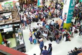 MUDIK LEBARAN 2018: Bahagia Pulang Kampung, Sejumlah Pemudik di Stasiun Gambir Legawa Lesehan