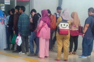 Tak Ada Antrean Penumpang, Stasiun Tanah Abang hanya Buka Dua Loket