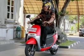 Wali Kota Hendrar Prihadi Kendarai Motor Listrik Buatan Semarang