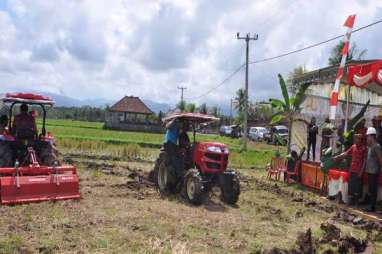 Petani Jembrana dapat Bantuan 87 Unit Mesin Pertanian