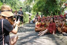 1.200 Wisatawan Asal China Nikmati Parade Nusantara Taman Nusa