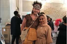 Yurita Puji Pamerkan Noken Papua di London Fashion Week Spring/Summer 2019