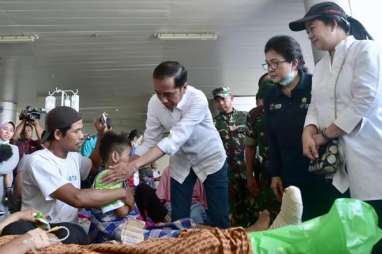 Presiden Jokowi Jenguk Korban Gempa yang Dirawat di Palu