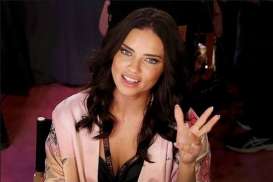 Adriana Lima Pensiun Jadi Angel Victoria's Secret