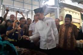 Presiden Blusukan ke Pasar Lamongan, Pantau Harga dan Beli Aneka Dagangan