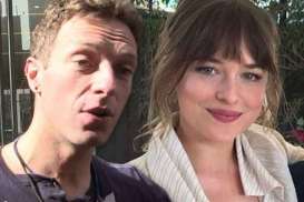 Dakota Johnson Rayakan Thanksgiving dengan Chris Martin dan Gwyneth Paltrow