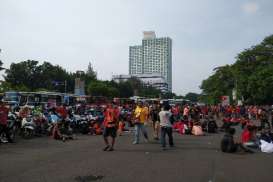 PERSIJA VS MITRA KUKAR: Jakmania Padati Area Sekitar Stadion GBK