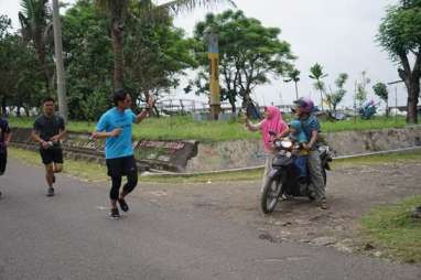 Di Cilacap Sandi Berlari Lebih dari 10 Kilometer