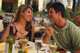 9 Cara Membuat Pasangan Tersenyum Kembali