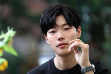 Ryu Jun Yeol Donasikan Rp128,5 juta untuk Kampanye Polusi Plastik