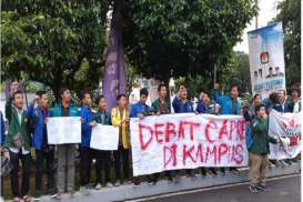 Di Depan Hotel Bidakara, Mahasiswa Demo Minta Debat Capres di Kampus