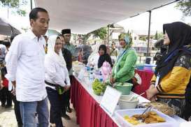 Jokowi Temui Ibu-ibu Penerima Pinjaman Modal Usaha di Garut