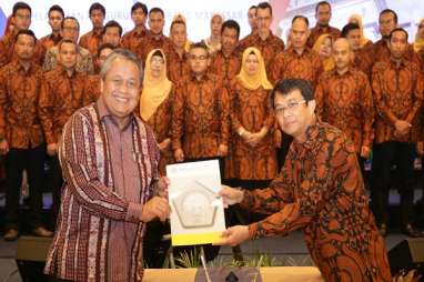 Lantik Pengurus ISEI Makassar, Perry Warjiyo Tekankan Sinergi Unsur Daerah Dukung Perekonomian