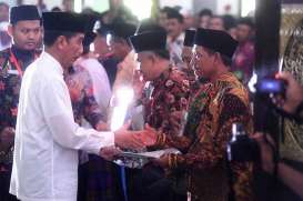 Presiden Jokowi Bagikan 253 Sertifikat Wakaf di Ngawi