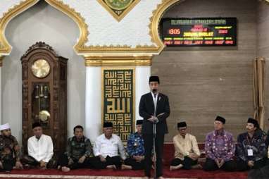 Jokowi Serahkan 25 Sertifikat Tanah Wakaf di Bengkulu