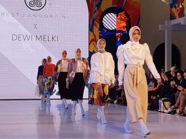 Restu Anggraini Kenalkan Teknologi Kain Terbaru ‘Tech Shirt’ di Fashion Nation 2019